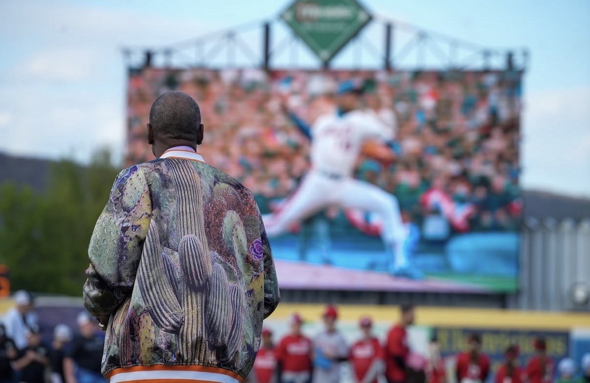 Doc Gooden looking toward the field during a Binghamton Rumble Ponies appearance